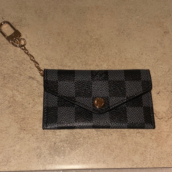 Checkered Black and Gray Key Holder - Picture 2 of 3